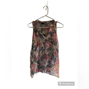 Paraphrase floral sleeveless blouse in women’s medium